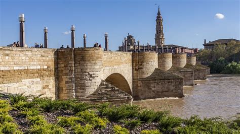  El Puente de Piedra: Una obra maestra medieval con vistas impresionantes a las gargantas del río Huergo!