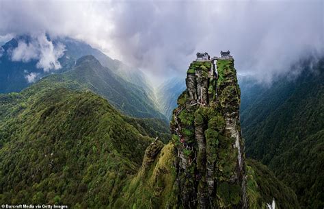 ¡Sumérgete en la Historia y la Belleza Natural del Monte Wuru! Históricos Templos Budistas y Escaleras de Piedra Encantadoras