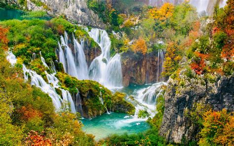 ¡Sumérgete en la belleza natural de las Cascadas de Niyang! Un espectáculo etéreo de aguas cristalinas y exuberante vegetación.