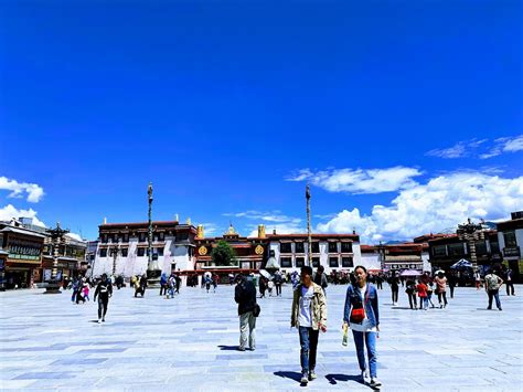  ¡El Templo de Jokhang: Un viaje al corazón palpitante del budismo tibetano!